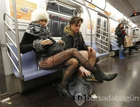 Metroya iç çamaşırlarıyla bindiler
