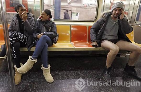 Metroya iç çamaşırlarıyla bindiler

