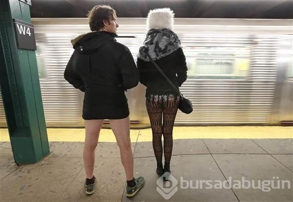 Metroya iç çamaşırlarıyla bindiler
