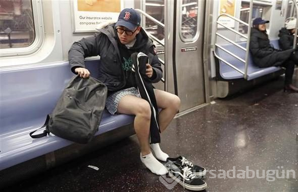 Metroya iç çamaşırlarıyla bindiler

