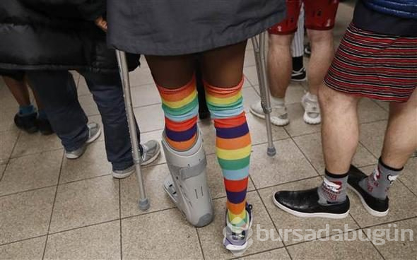 Metroya iç çamaşırlarıyla bindiler
