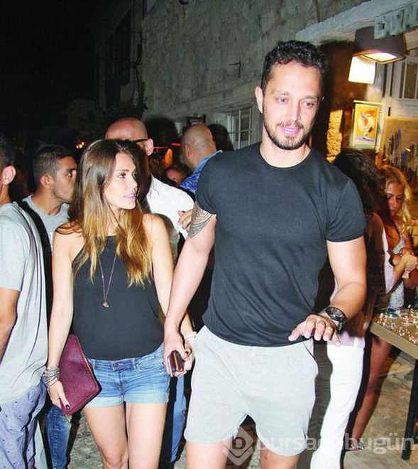 Aslı Enver, Murat Boz'un annesini takibe aldı
