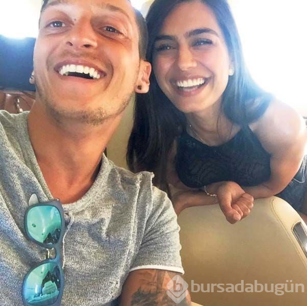 Amine Gülşe ile Mesut Özil nişanlandı