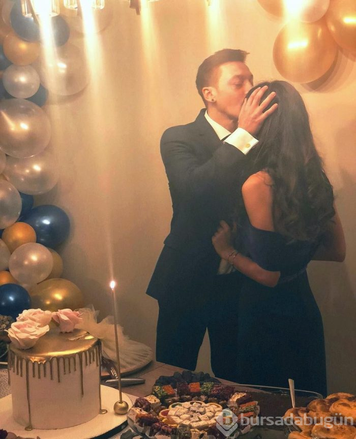 Amine Gülşe ile Mesut Özil nişanlandı