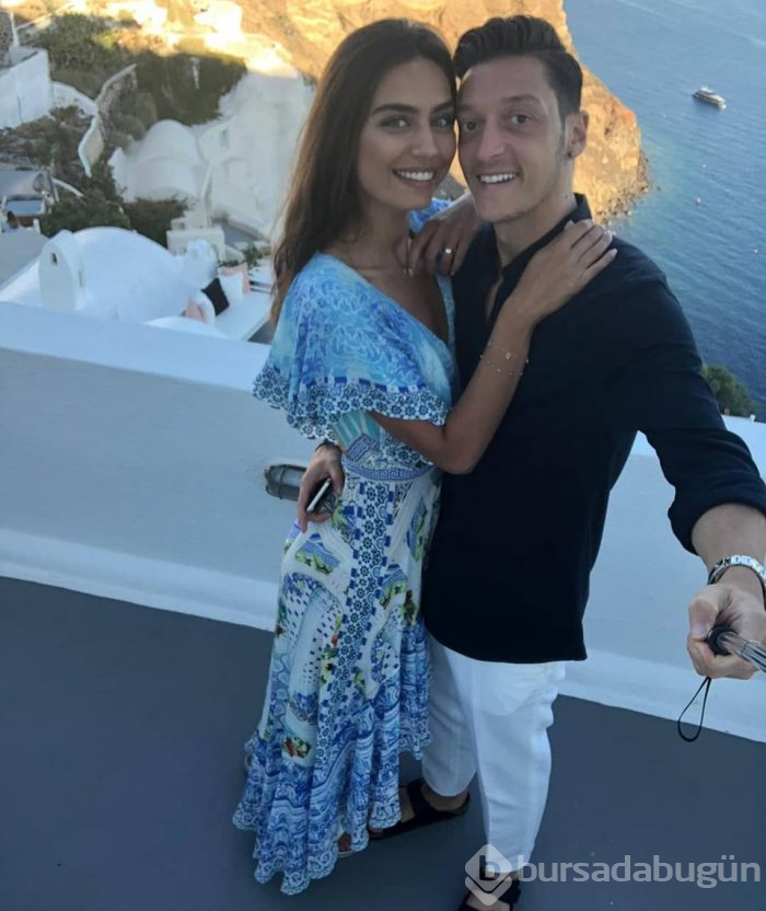 Amine Gülşe ile Mesut Özil nişanlandı