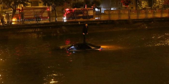  Adana'da kanala düşen otomobilin üstüne çıkarak kurtarılmayı bekledi
