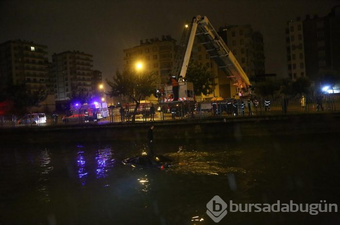  Adana'da kanala düşen otomobilin üstüne çıkarak kurtarılmayı bekledi
