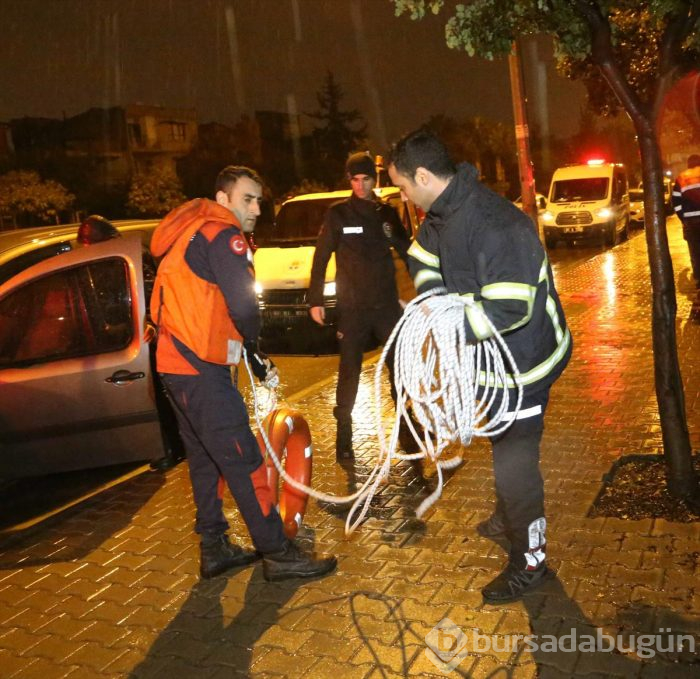  Adana'da kanala düşen otomobilin üstüne çıkarak kurtarılmayı bekledi
