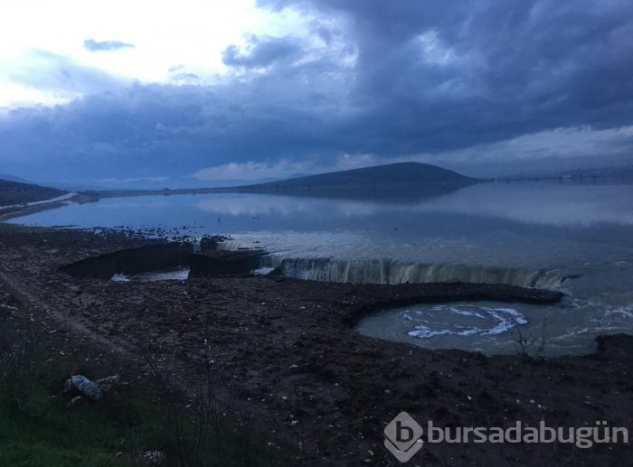 3 gün yağmur yağdı İzmir'de obruklar oluştu
