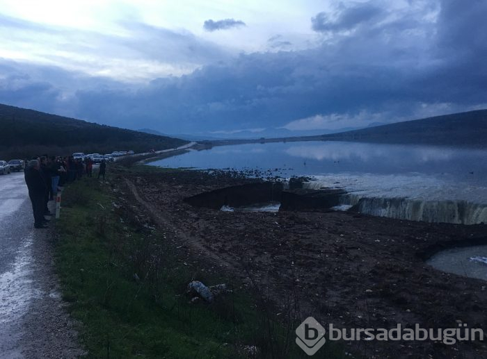 3 gün yağmur yağdı İzmir'de obruklar oluştu

