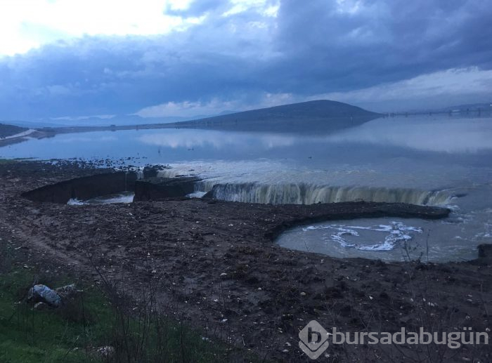 3 gün yağmur yağdı İzmir'de obruklar oluştu
