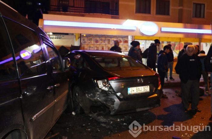 İki otomobil çarpıştı, faciayı park halindeki araçlar önledi
