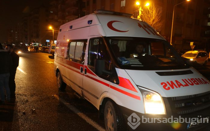 İki otomobil çarpıştı, faciayı park halindeki araçlar önledi
