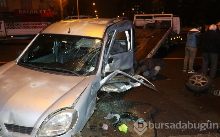 İki otomobil çarpıştı, faciayı park halindeki araçlar önledi
