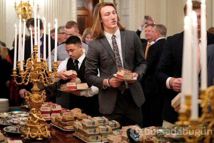 Trump "personel yok" dedi, herkese hamburger sipariş etti
