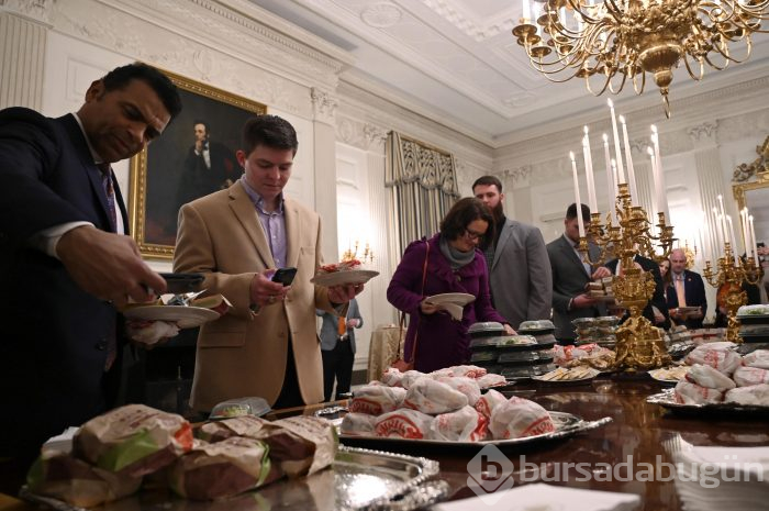 Trump "personel yok" dedi, herkese hamburger sipariş etti
