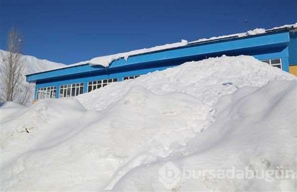 O ilçede ilginç görüntü... Kar kalınlığı 3 metreyi buldu, evler görünmez oldu
