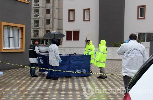 Esrarengiz ölüm! Oturmadığı apartmanın bahçesinde bulundu
