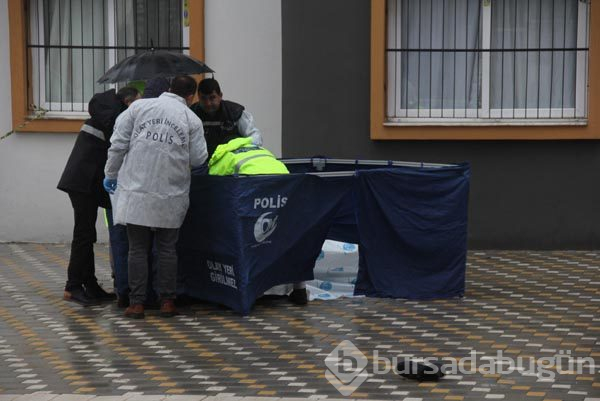 Esrarengiz ölüm! Oturmadığı apartmanın bahçesinde bulundu
