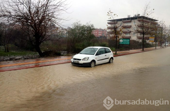 Hatay'da caddeler göle döndü