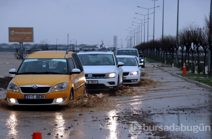 Hatay'da caddeler göle döndü