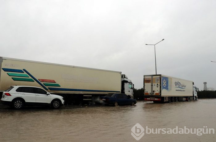Hatay'da caddeler göle döndü