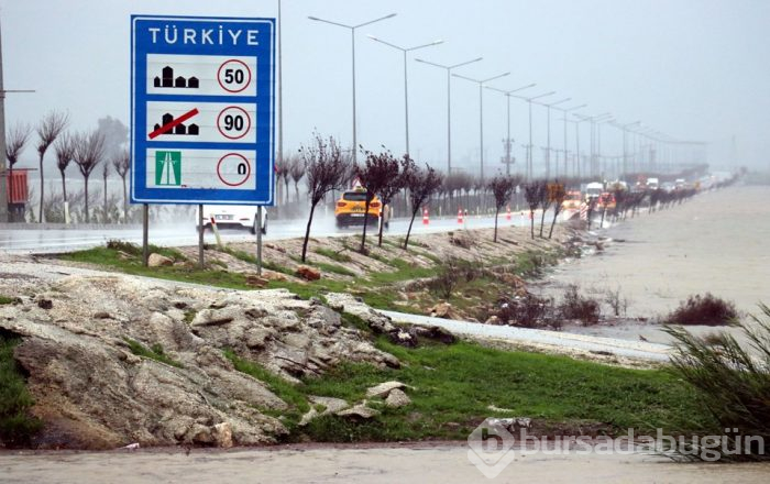 Hatay'da caddeler göle döndü