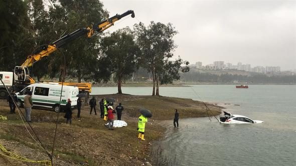 Adana'da otomobil göle uçtu
