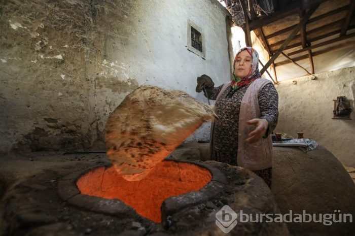 El emeğiyle üretilen tandır ekmeği tazeliğini 5 ay koruyor
