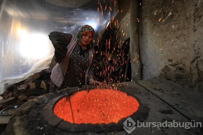 El emeğiyle üretilen tandır ekmeği tazeliğini 5 ay koruyor
