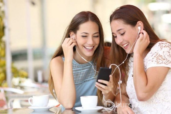 Kulaklıklardaki büyük tehlike! Hamam böceği yumurtası kulağınızda olabilir
