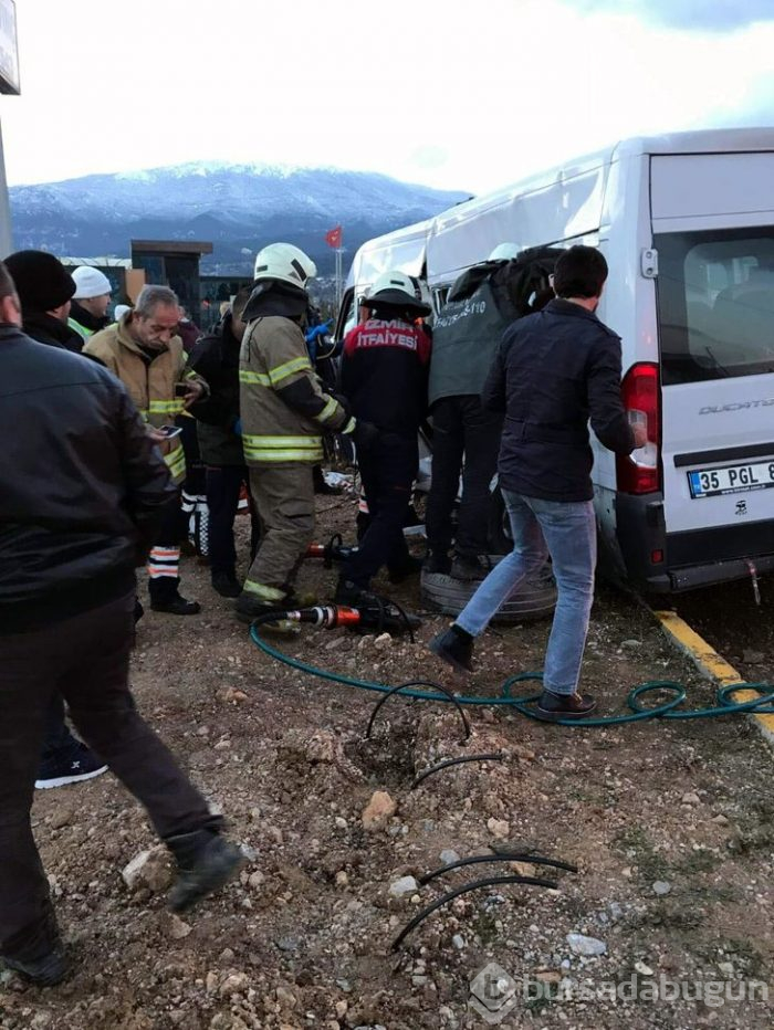 İzmir'de can pazarı! TIR işçi servisiyle çarpıştı
