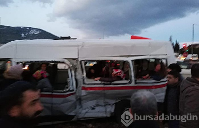 İzmir'de can pazarı! TIR işçi servisiyle çarpıştı
