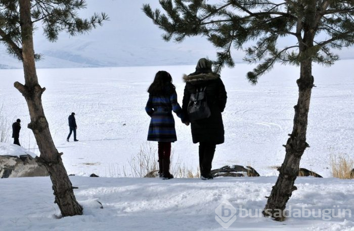 Çıldır Gölü'nde buzlarla görsel şölen