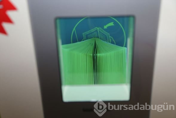 Kitaplar 'duşta' temizleniyor