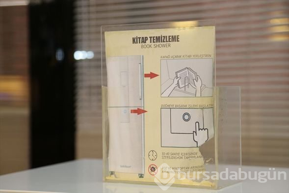 Kitaplar 'duşta' temizleniyor