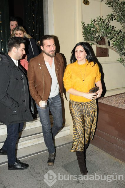 Engin Altan Düzyatan-Neslişah Alkoçlar çifti gece gezmesinde
