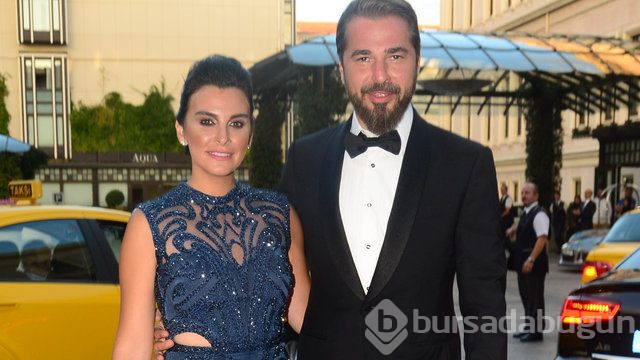 Engin Altan Düzyatan-Neslişah Alkoçlar çifti gece gezmesinde
