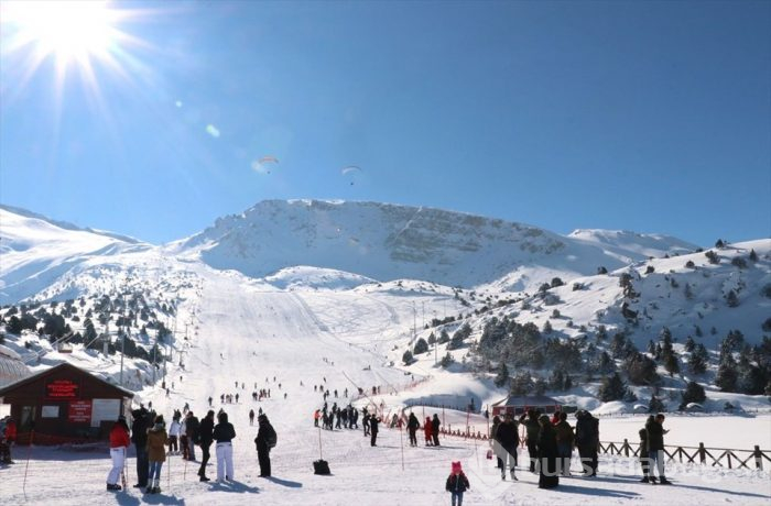 Ergan Dağı'nda 'kış manzaralı' yamaç paraşütü