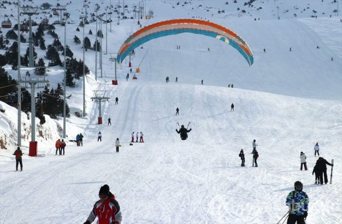 Ergan Dağı'nda 'kış manzaralı' yamaç paraşütü