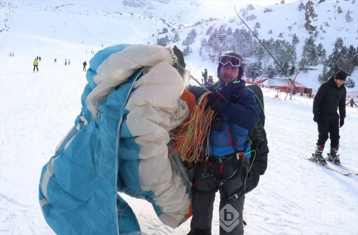 Ergan Dağı'nda 'kış manzaralı' yamaç paraşütü