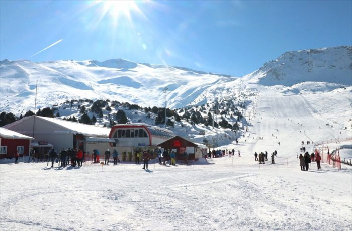 Ergan Dağı'nda 'kış manzaralı' yamaç paraşütü