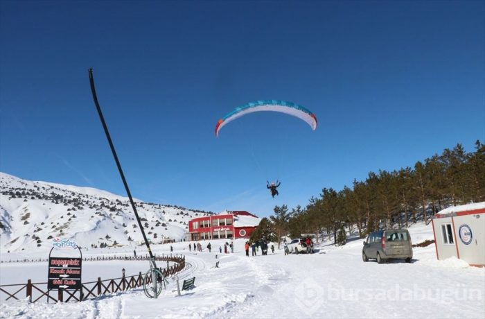 Ergan Dağı'nda 'kış manzaralı' yamaç paraşütü