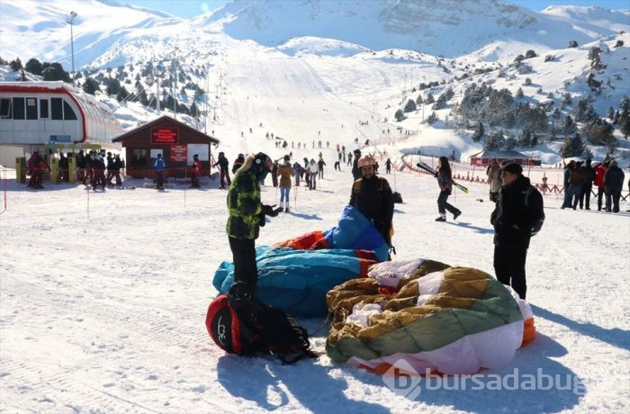 Ergan Dağı'nda 'kış manzaralı' yamaç paraşütü
