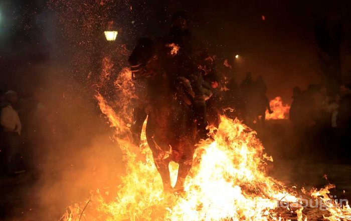 300 yıllık gelenekle atlar ateş üstünde yürütüldü
