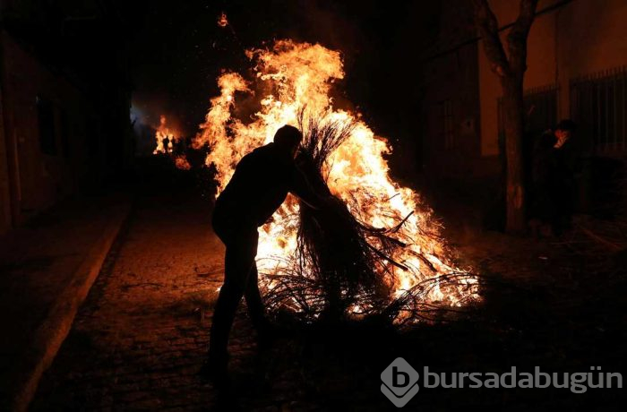 300 yıllık gelenekle atlar ateş üstünde yürütüldü
