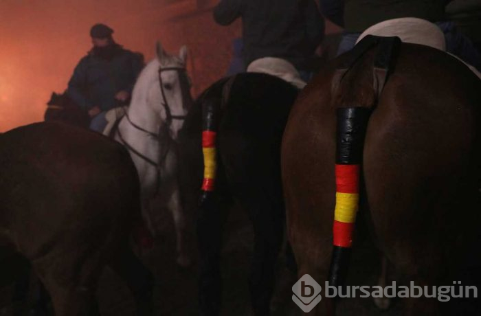 300 yıllık gelenekle atlar ateş üstünde yürütüldü
