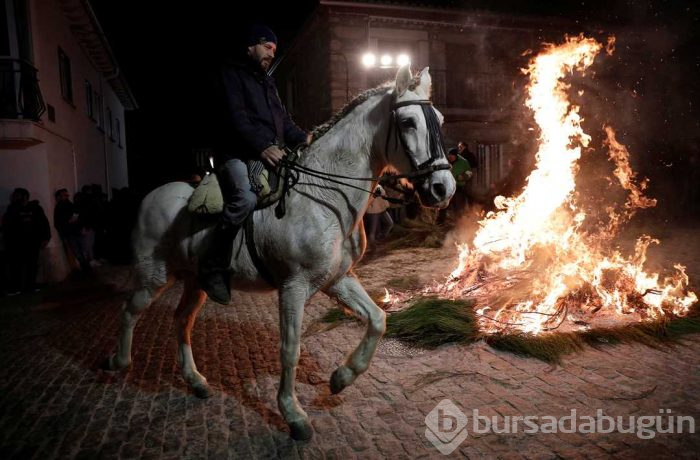 300 yıllık gelenekle atlar ateş üstünde yürütüldü
