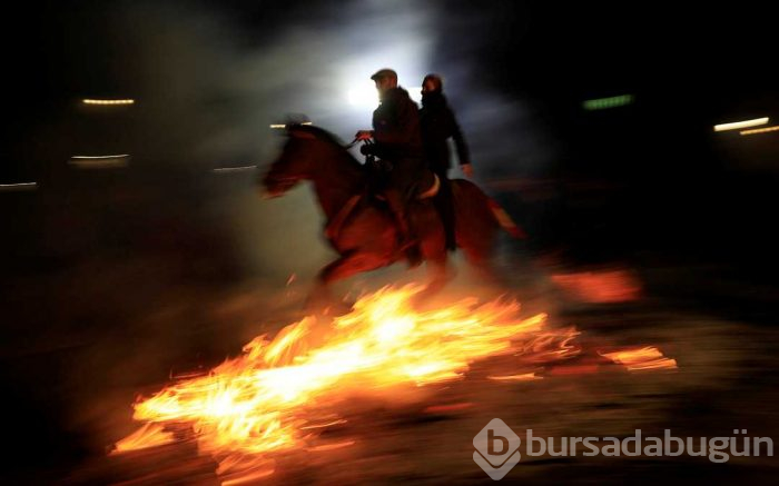300 yıllık gelenekle atlar ateş üstünde yürütüldü
