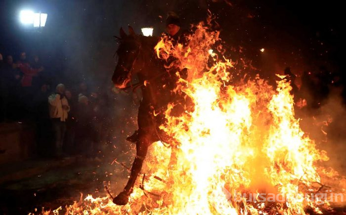 300 yıllık gelenekle atlar ateş üstünde yürütüldü
